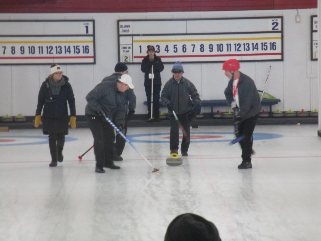 Vận động viên curling mù theo pháp lý và kỹ sư nghỉ hưu có thể nhìn thấy trở lại
