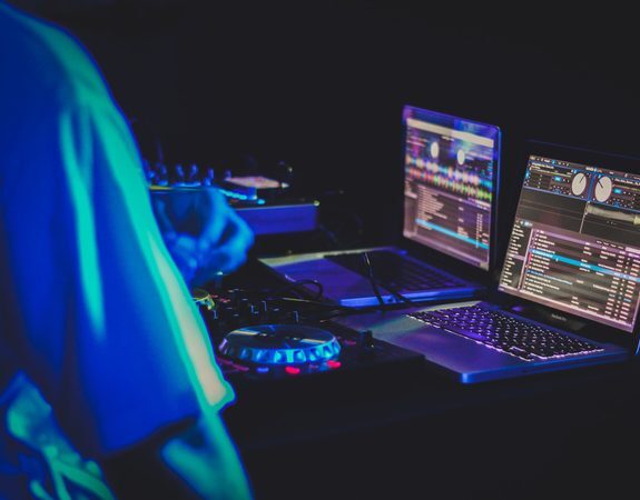 Người đàn ông làm việc với âm nhạc trên máy tính, minh họa công việc dẫn chương trình radio của Shane.