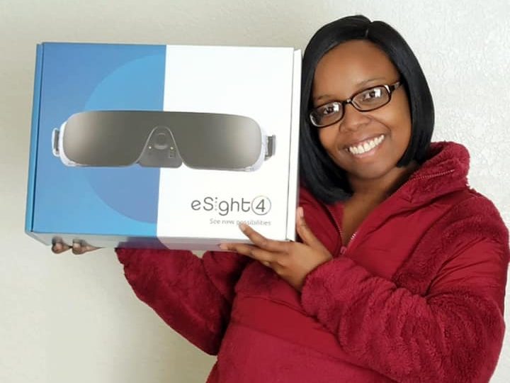 Người dùng eSight Jessica Jackson cầm hộp eSight 4.