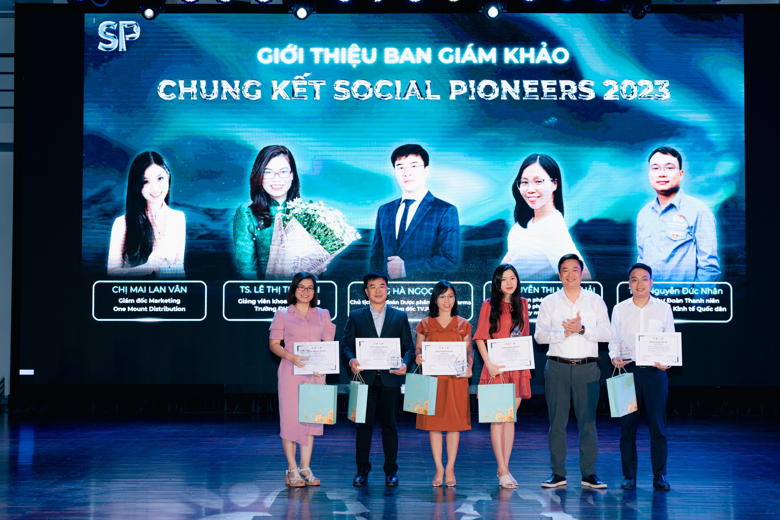 Lãnh đạo Khoa Marketing trao tặng kỷ niệm chương cho Ban giám khảo Chung kết