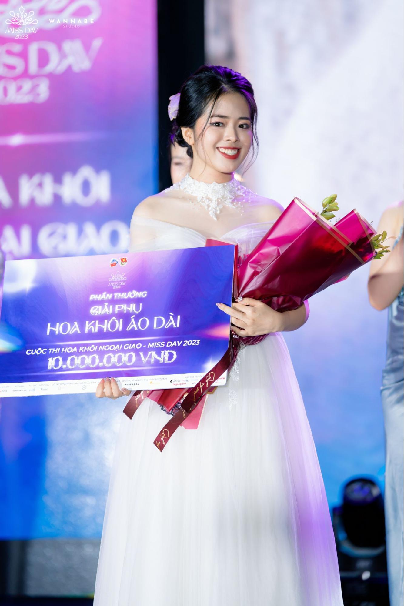 Thí sinh Nguyễn Diễm Quỳnh (SBD: 012) nở nụ cười rạng rỡ cùng giải Hoa khôi Áo dài của cuộc thi