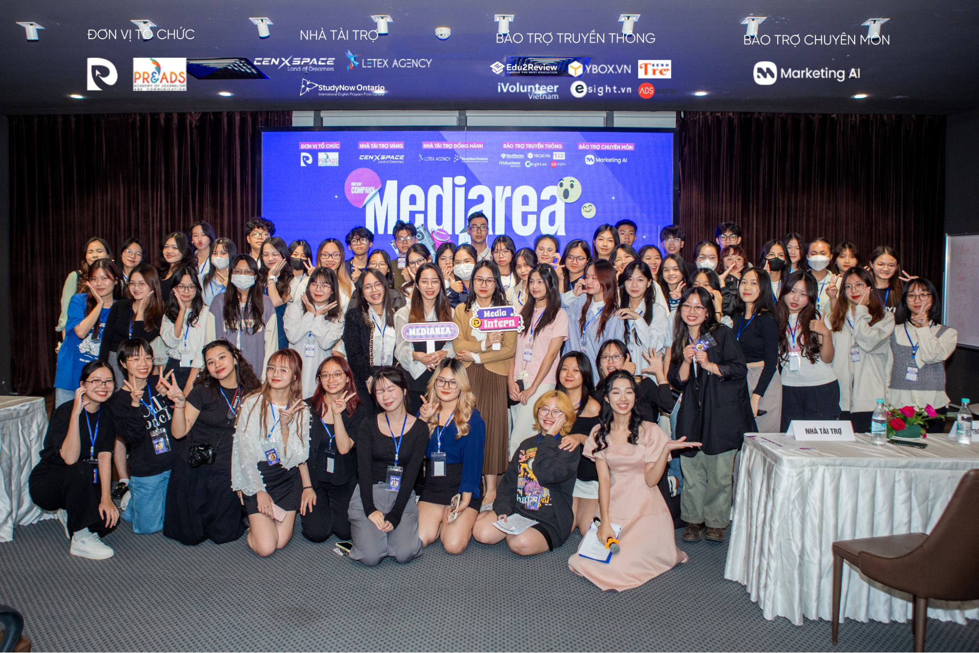 Ban tổ chức Mediarea chụp ảnh kỷ niệm cùng Ban Giám Khảo và toàn thể các bạn học sinh, sinh viên tới tham dự sự kiện 