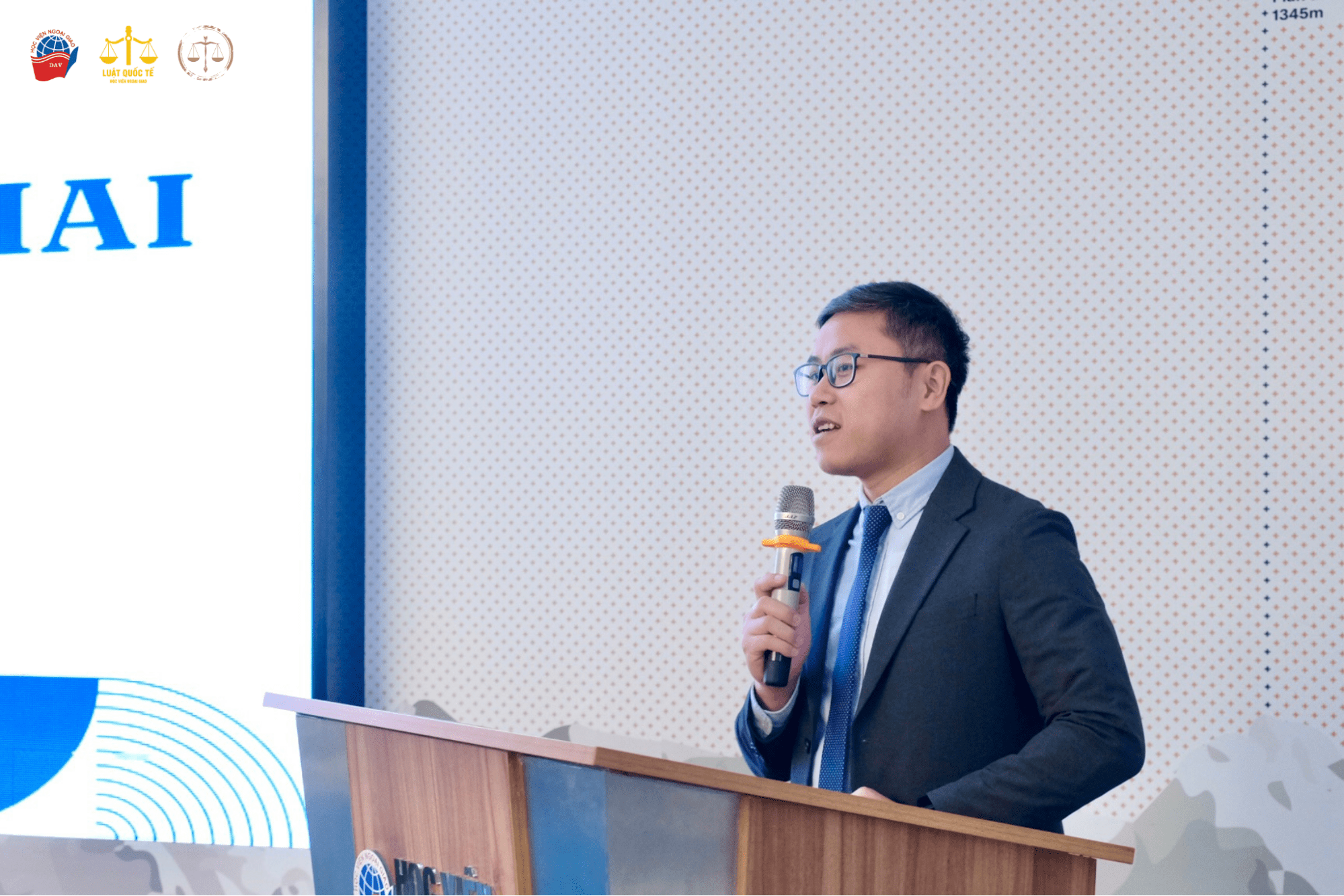 NCS. ThS. Trần Hữu Duy Minh - Phó trưởng Khoa Luật Quốc tế phát biểu khai mạc Hội thảo