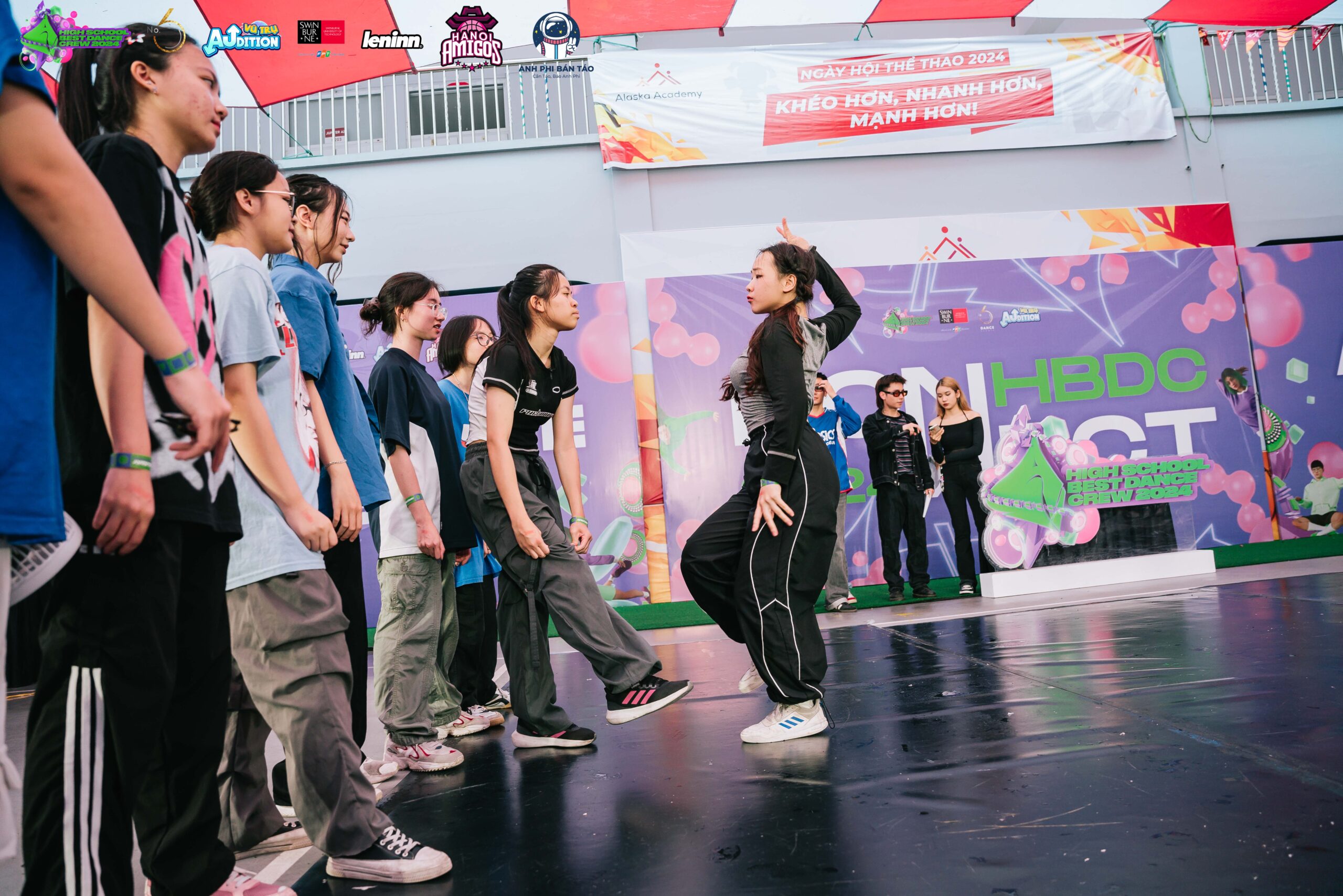 Ảnh 1-1;1-2: HBDC Konnect 2024 mang tới một sân chơi vũ đạo hấp dẫn cho các bạn học sinh THPT. (Ảnh: BTC).