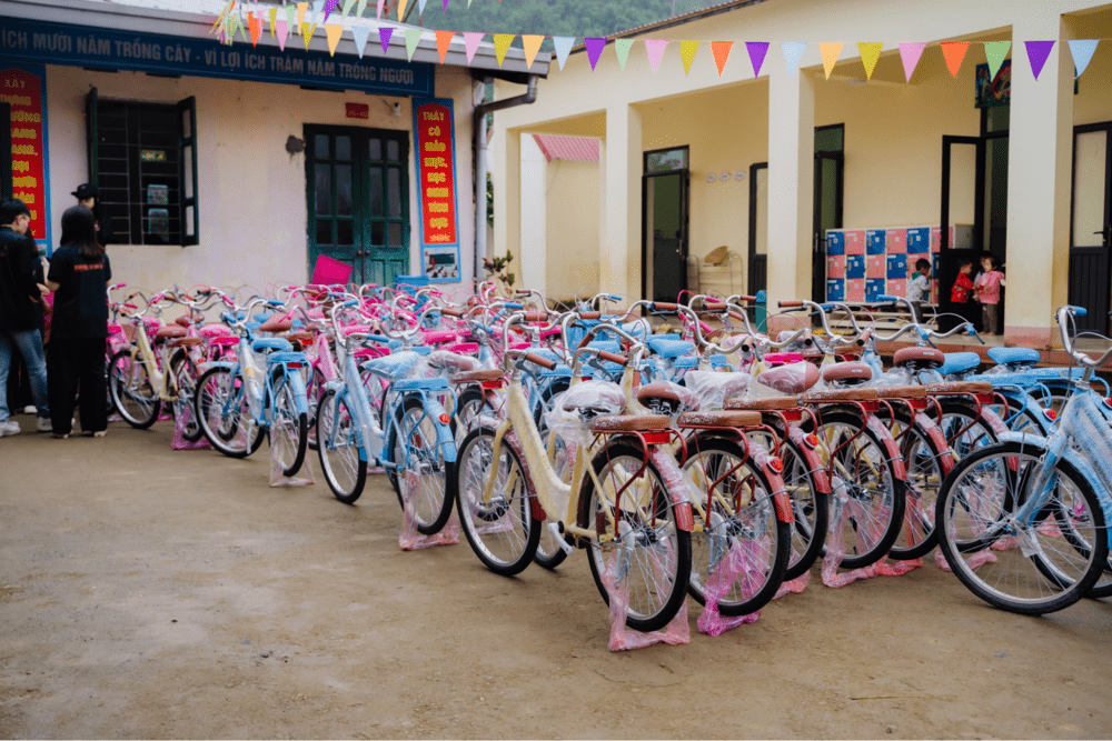 45 chiếc xe đạp được gửi tới các em tiểu học ( Nguồn: Ấm - Emily in FPT)
