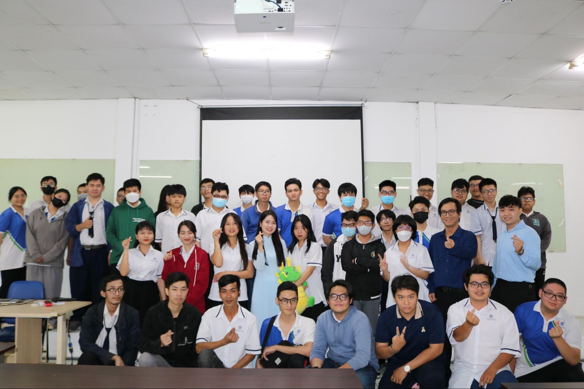 Diễn giả Áo Dài Võ Thị Mỹ Duyên cùng các bạn Sinh viên Trường Trung cấp Công nghệ thông tin Sài Gòn trong chuyên đề “GEN Z tự tin vượt bão trong khởi nghiệp”
