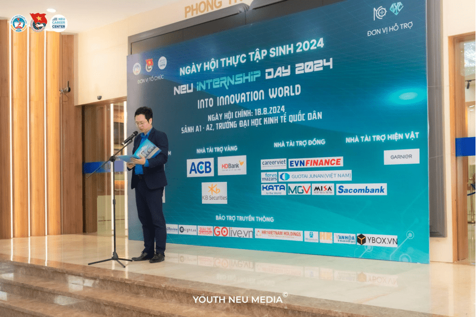 Bí thư Đoàn trường Đại học Kinh tế Quốc dân - ThS Vũ Trí Tuấn phát biểu trong lễ khai mạc NEU Ngày thực tập 2024