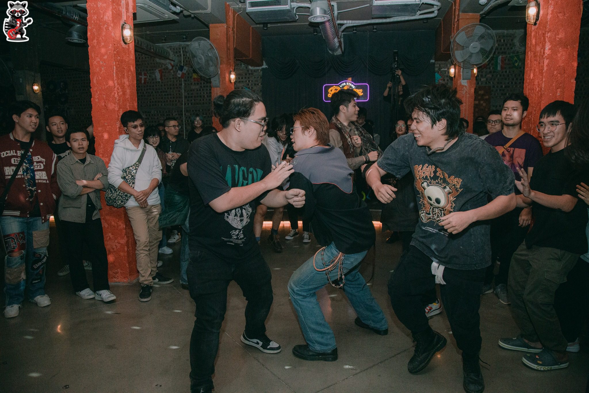 [Khán giả trải nghiệm Moshpit – hình thức “quẩy” đặc trưng trong các show nhạc Rock tại mùa 1]