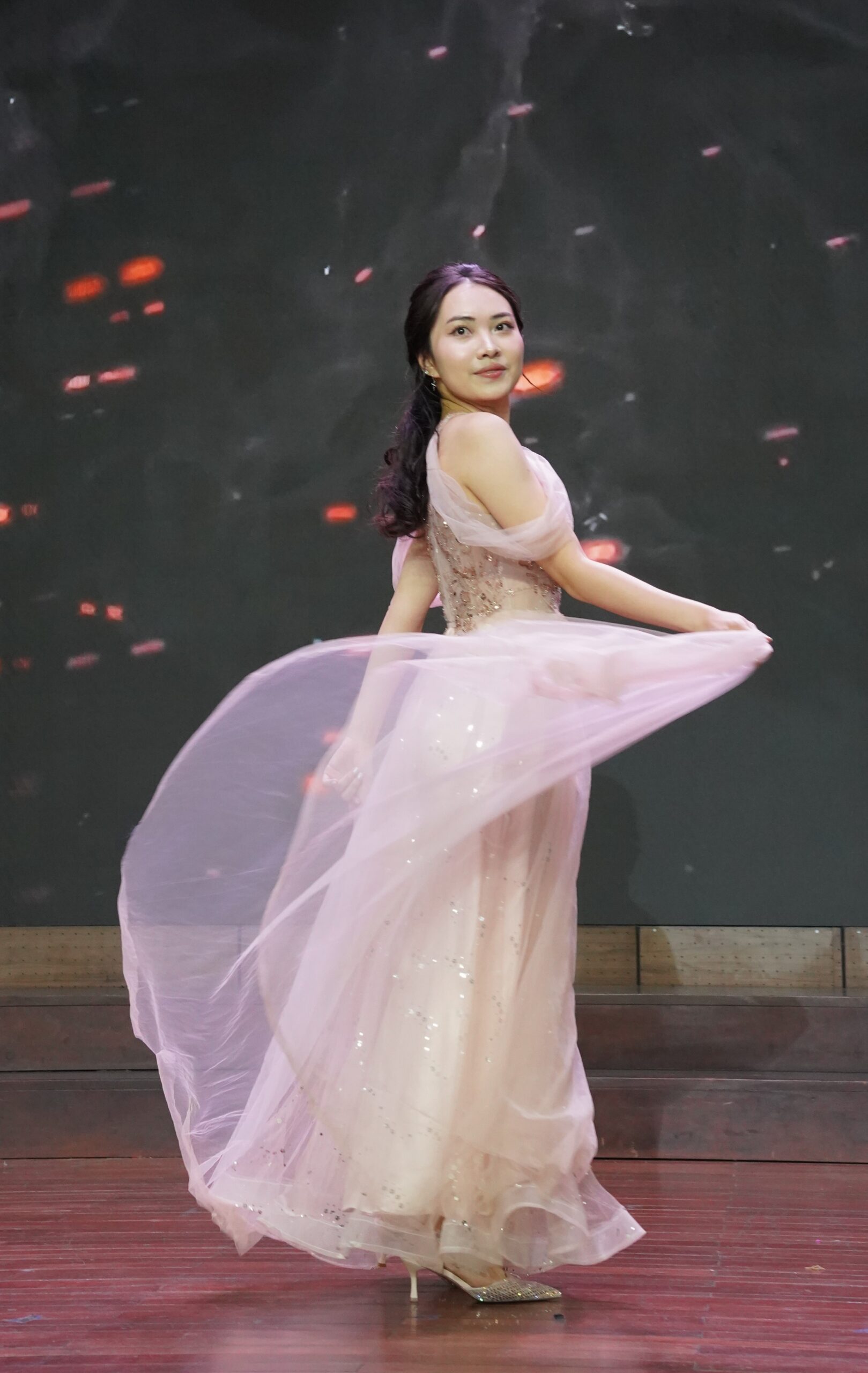 Phần thi Catwalk - Thí sinh Nguyễn Ngọc Linh