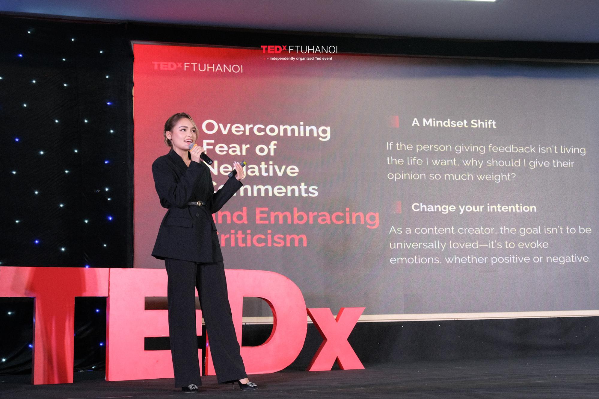 Linda Ngô trên sân khấu TEDx FTU Hanoi 2024