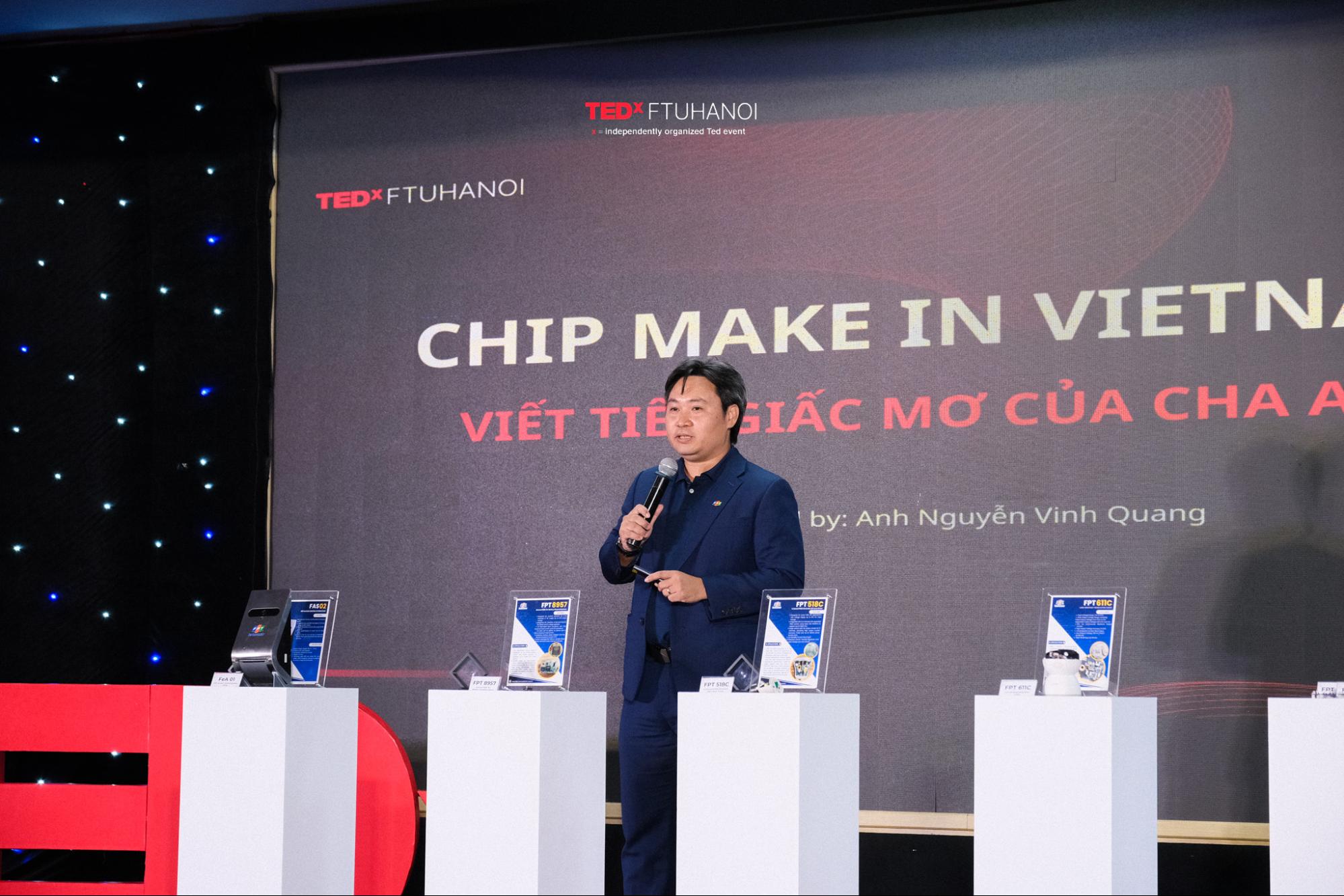 Ảnh anh Nguyễn Vinh Quang trên sân khấu TEDx